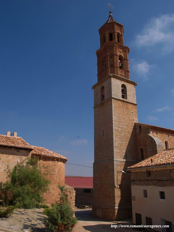 TORRE DE LA PARROQUIAL Y DETRS LA ERMITA